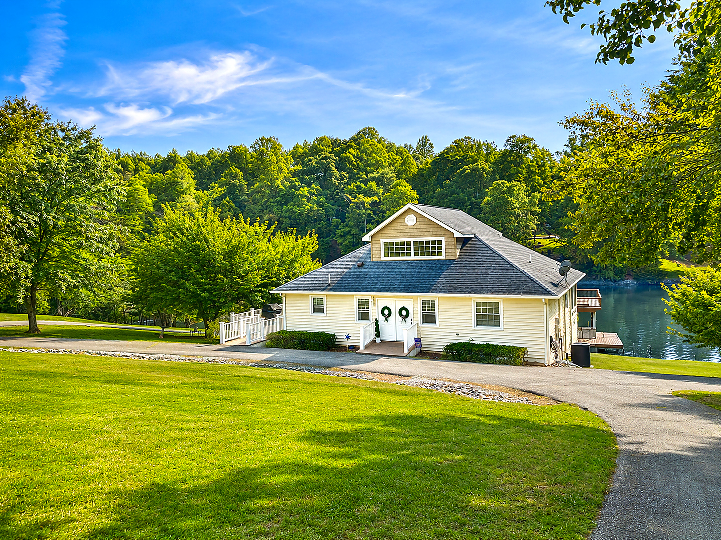 Exterior of the Beaches Be Salty lake house